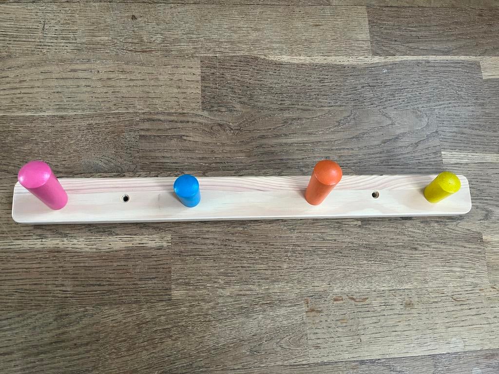 IKEA FLISAT Kinderkapstok met 4 gekleurde haken, Ophalen of Verzenden, Zo goed als nieuw, Minder dan 100 cm, Kinderkapstok