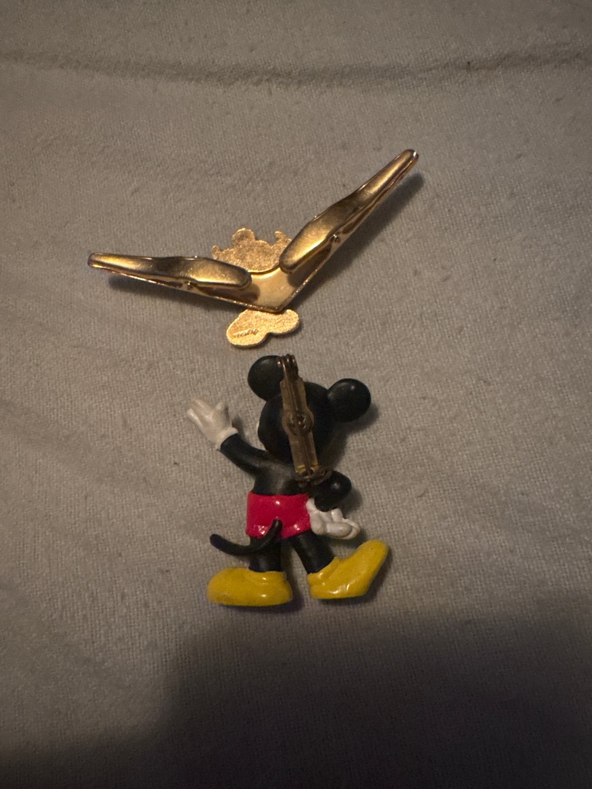 Vintage Mickey Mouse Broche en Gouden Vliegtuig Speld, Overige materialen, 4 tot 7 cm, Gebruikt, Zwart