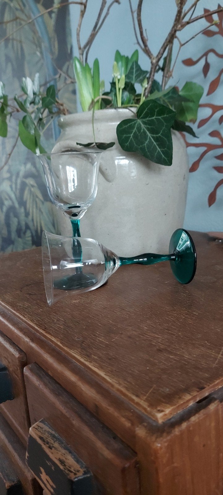 2 glazen met groene voet van kristalunie maastricht, Antiek en Kunst, Ophalen of Verzenden