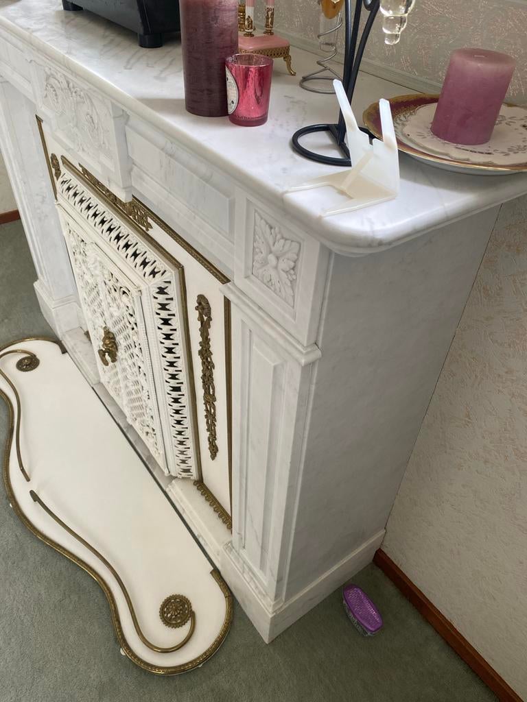Elegante Marmeren Schouw met Sierlijke Details, Huis en Inrichting, Haarden, Ophalen of Verzenden, Zo goed als nieuw, Vrijstaande haard