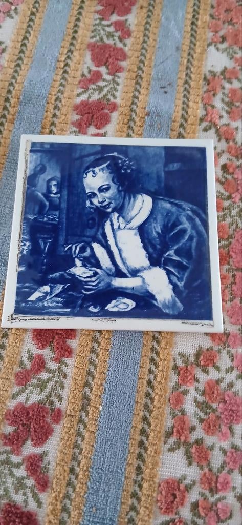 Delfts Blauwe Tegel met Vrouw en Hondje - Vintage, Ophalen of Verzenden