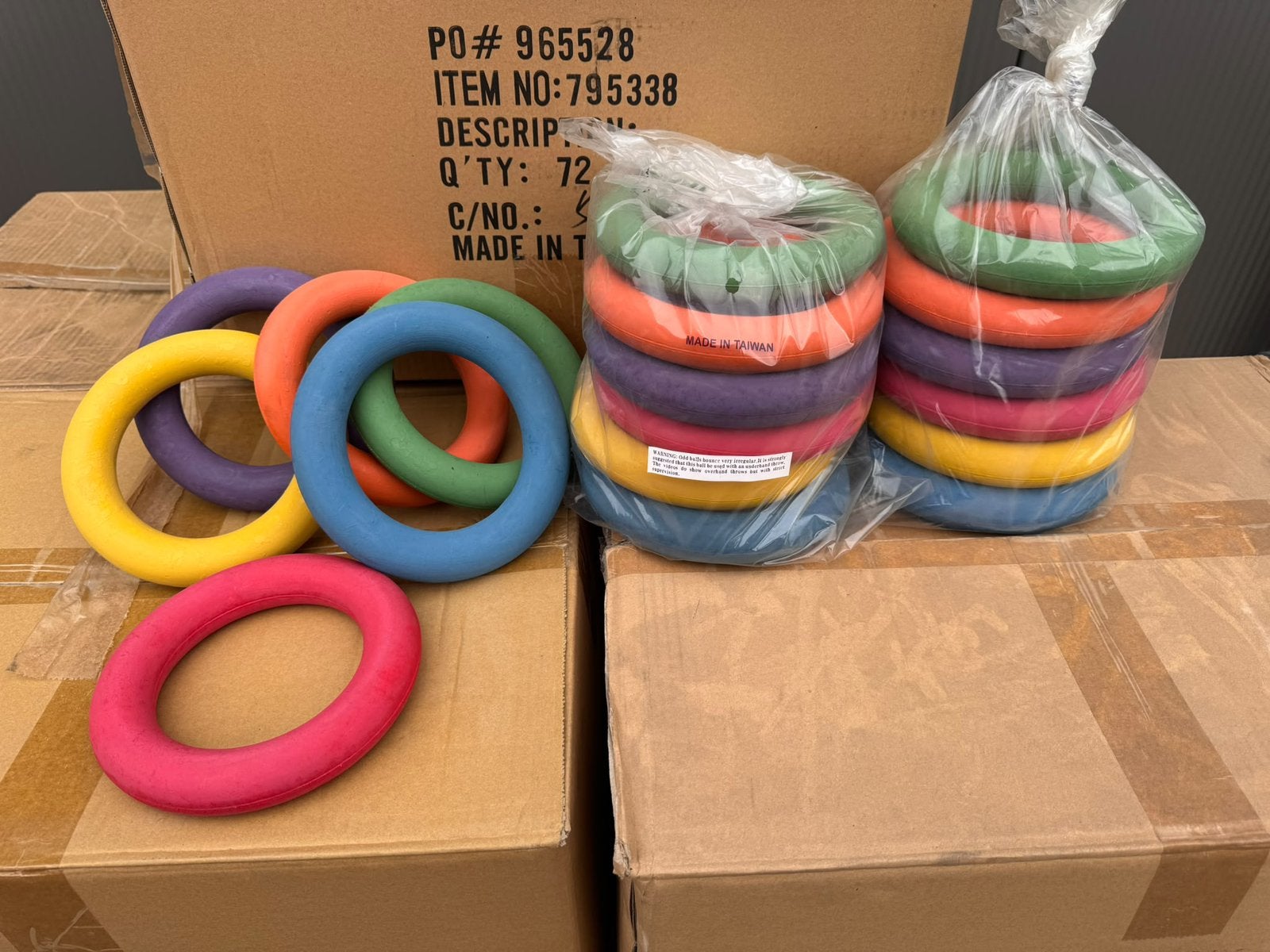 Partij handel. 630 stuks Kunstof ringen in diverse kleuren., Ophalen, Nieuw