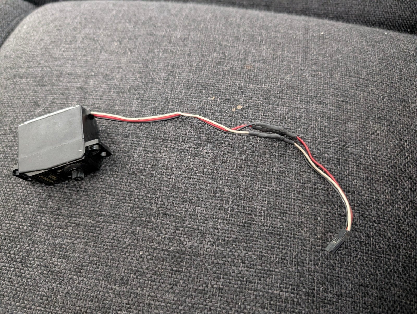 GRATIS AF TE HALEN, Robbe futaba s3003 servo. werkt prima., Hobby en Vrije tijd, Ophalen, Gebruikt, Schaal 1:10, Onderdeel