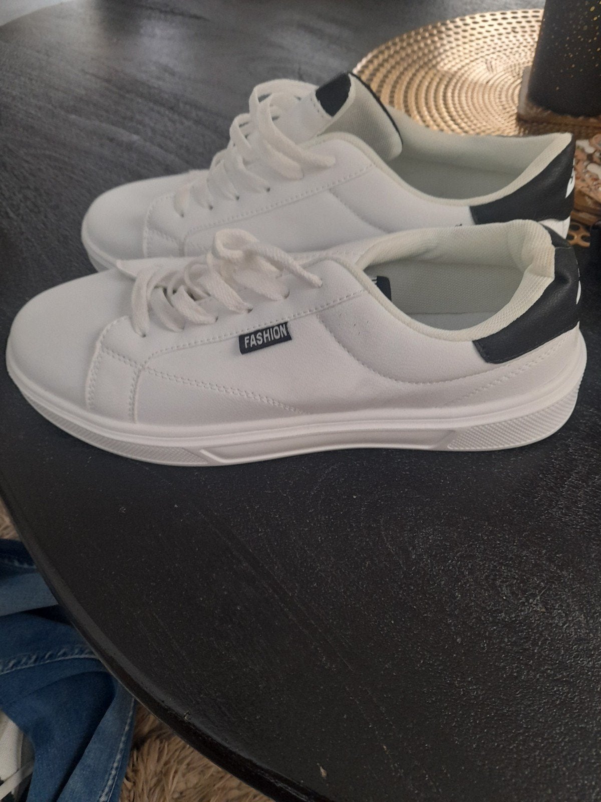 Witte sneakers met zwarte accenten, Ophalen of Verzenden, Nieuw, Wit