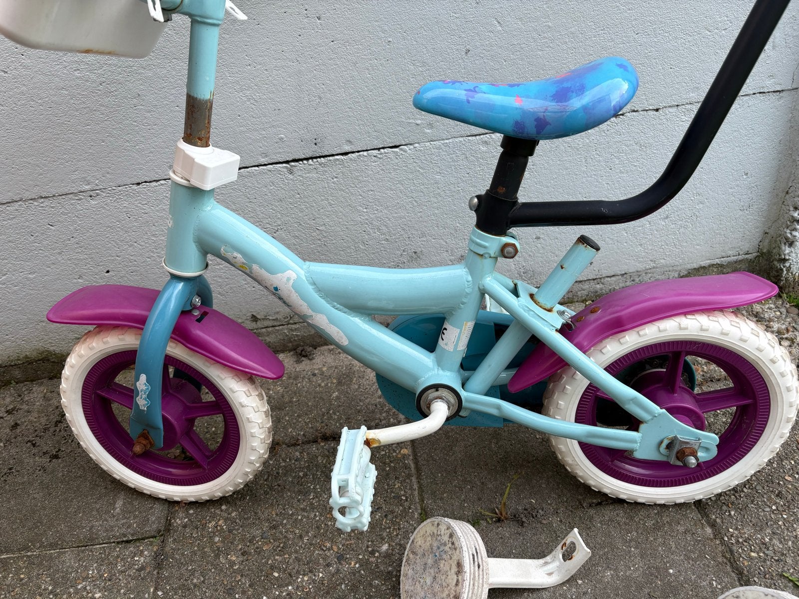 Kinderfietsje met zijwieltjes en duwstang, Fietsen en Brommers, Ophalen, Terugtraprem, Zijwieltjes, Gebruikt