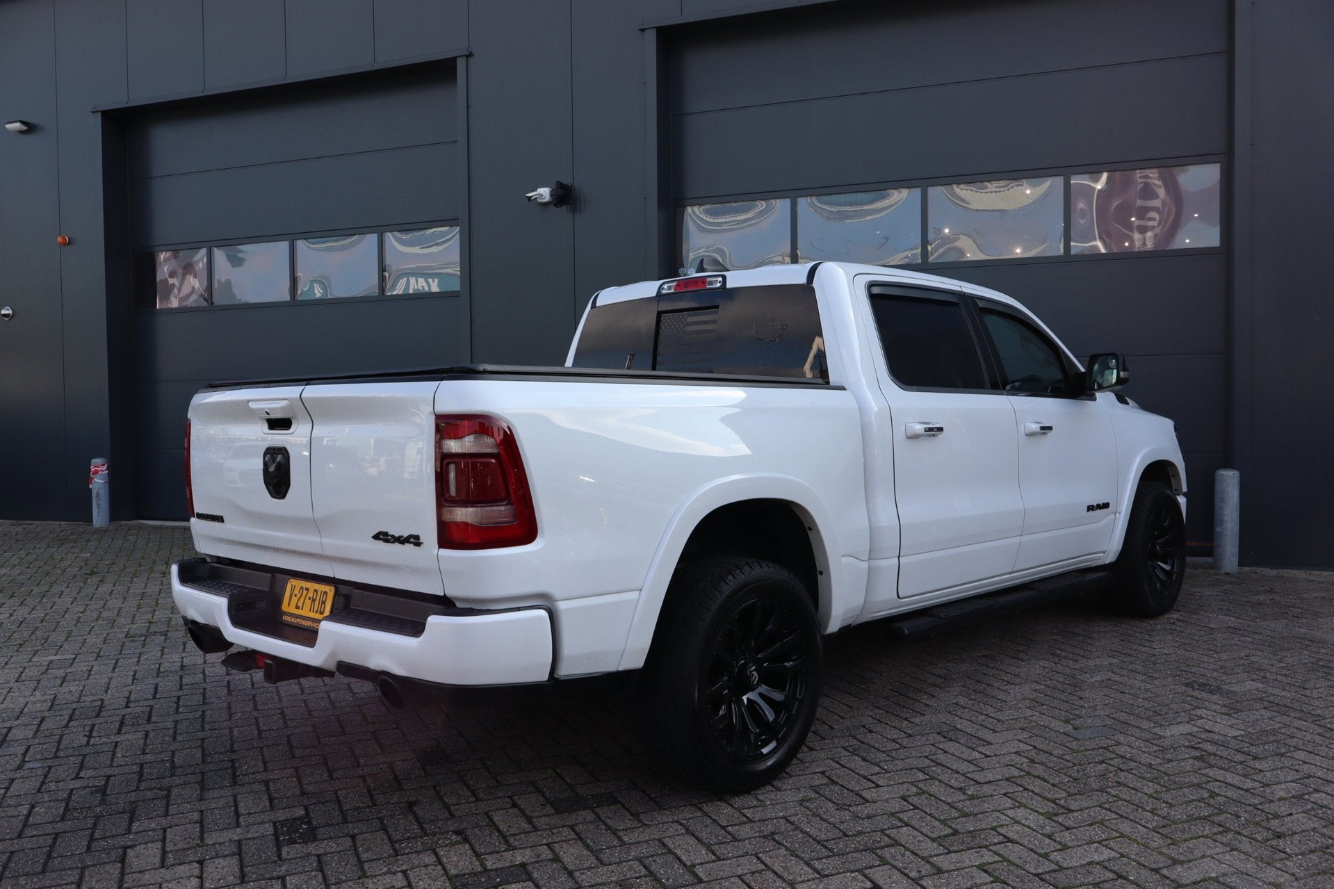 Dodge Ram 1500 5.7 V8 4x4 Crew Cab Laramie-Hemi, Auto's, Keurmerk '100% Onderhouden', Dealer onderhouden, 5654 cc, Wit