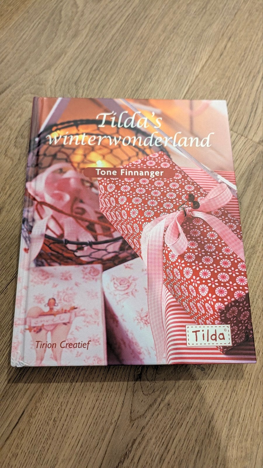 Tilda's Winterwonderland - Knutselboek Tone Finnanger, Ophalen of Verzenden, Zo goed als nieuw, Scrapbooking en Knutselen, Tone Finnanger