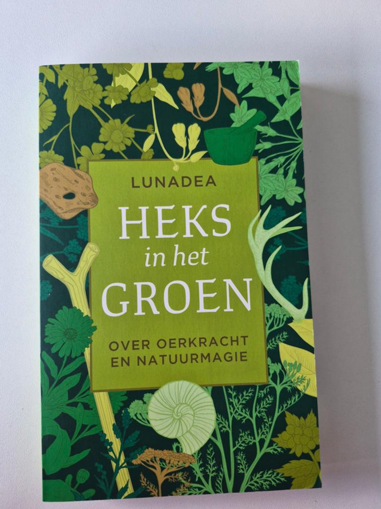 Heks in het groen - Lunadea (nette gelezen staat), Gelezen, Achtergrond en Informatie, Spiritualiteit algemeen, Ophalen of Verzenden