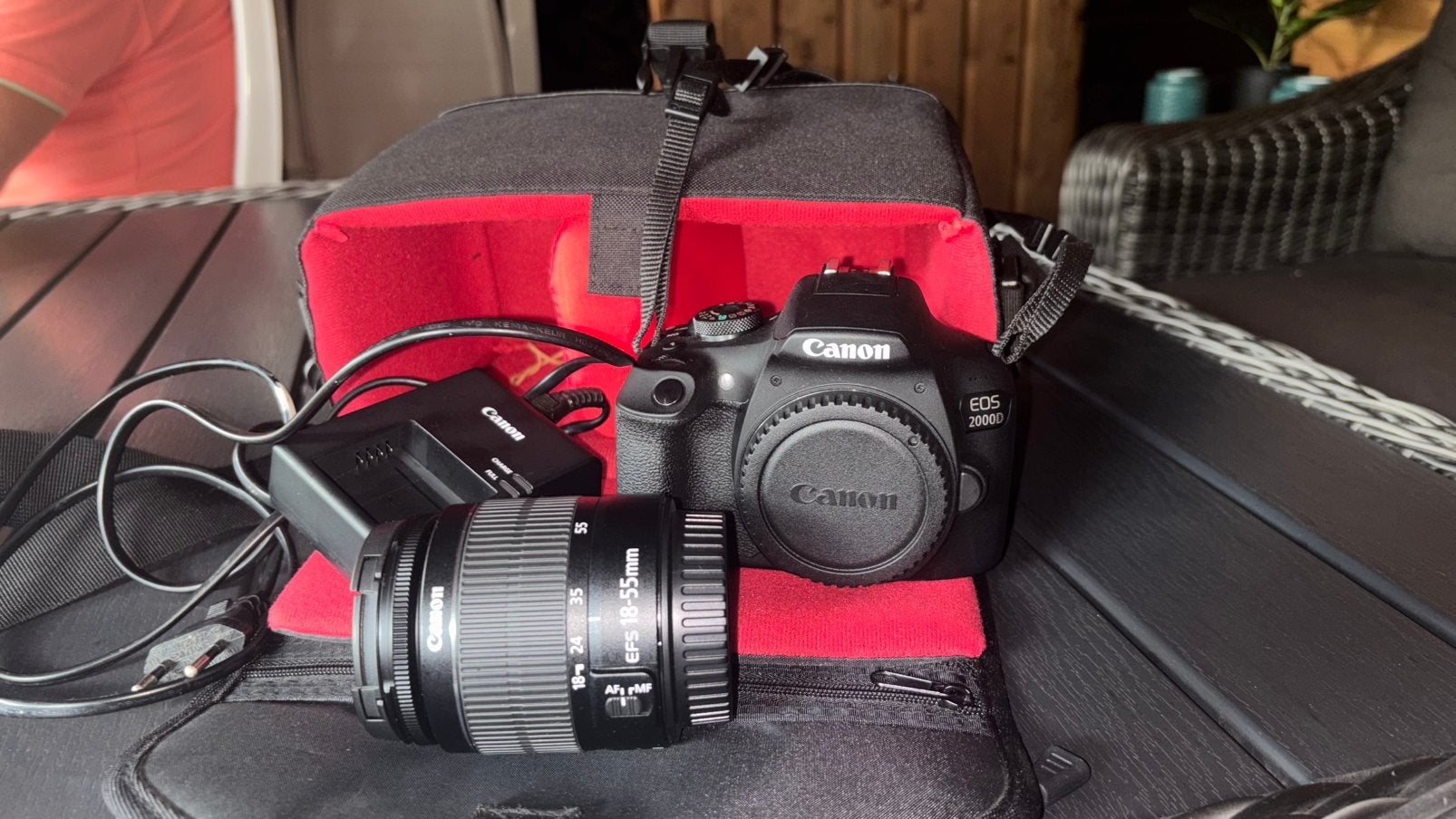 Canon EOS 2000D + EFS 18-55mm lens + lader LC-E10E, Ophalen, Zo goed als nieuw, Canon