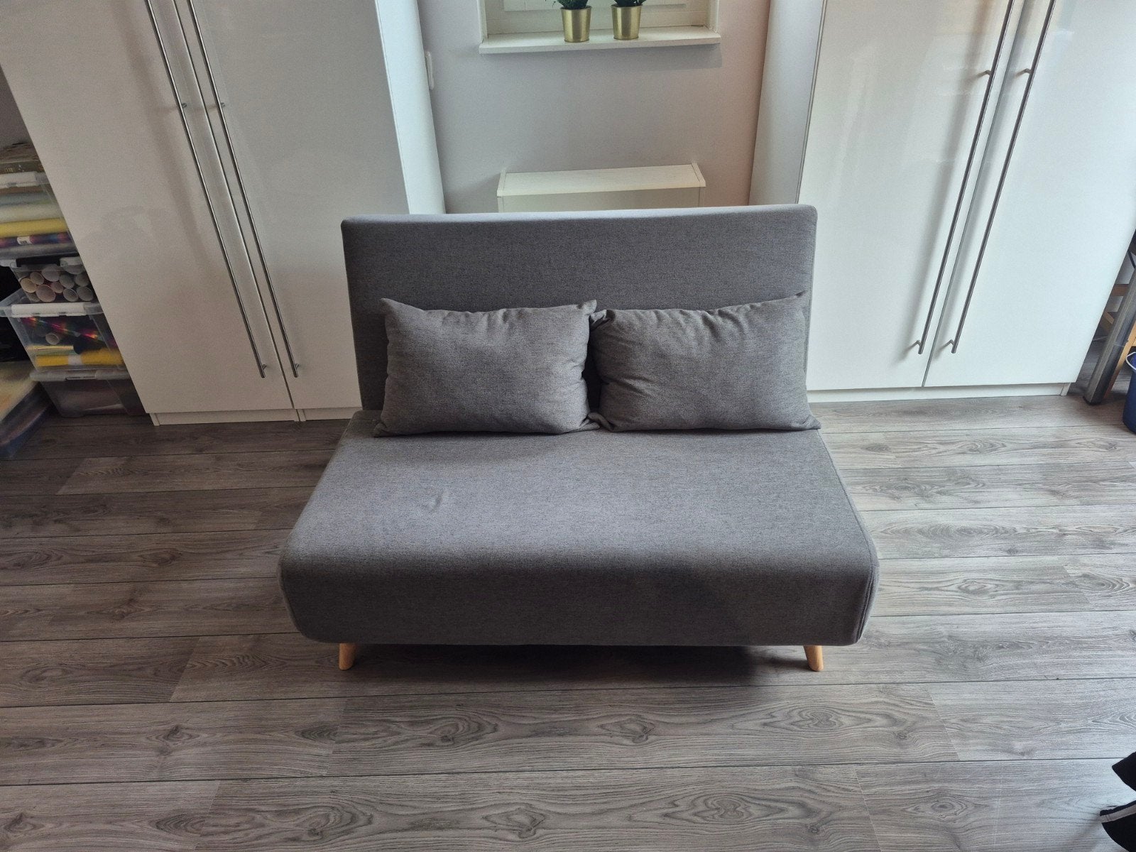 Grijze slaapbank met kussens - Compact en comfortabel, Ophalen, 140 cm, Zo goed als nieuw, Twijfelaar