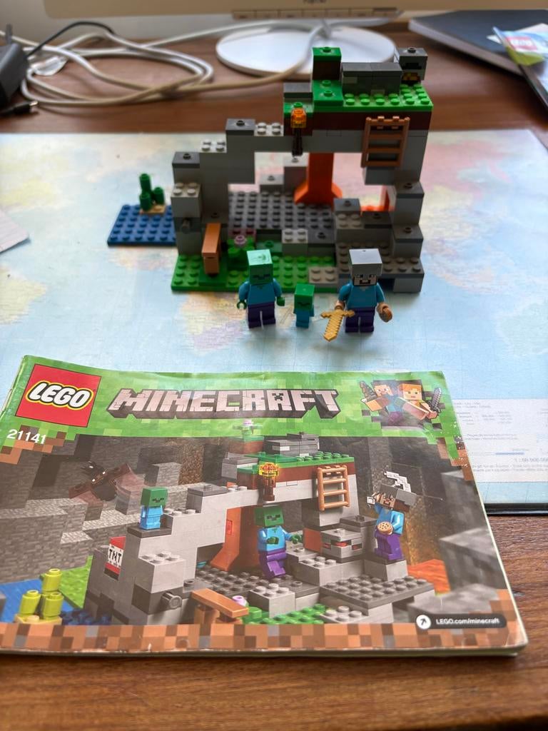 Lego Minecraft De Zombiegrot (21141) met handleiding, Minecraft, Lego, Ophalen of Verzenden, Zo goed als nieuw