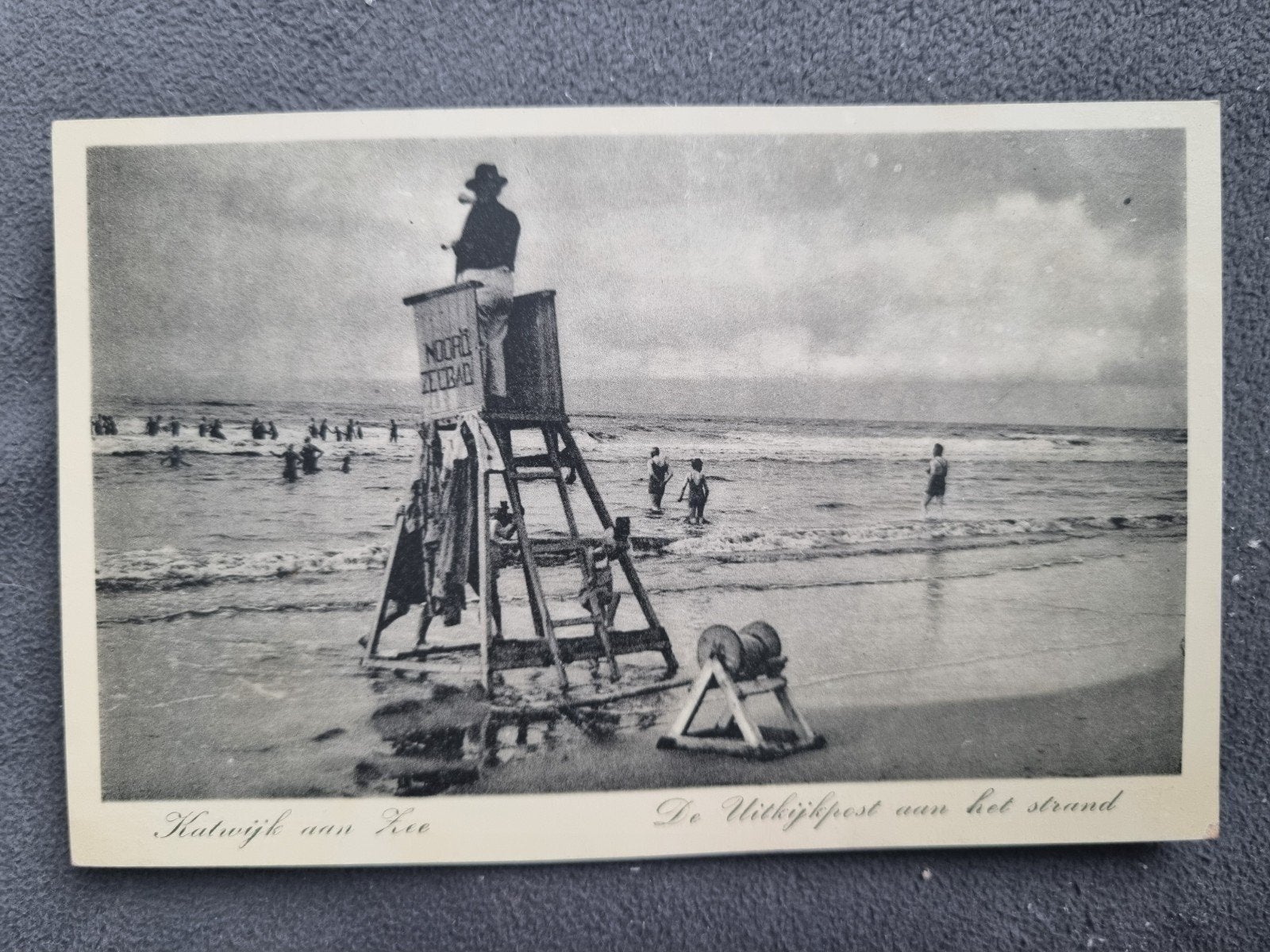 Katwijk aan Zee. Houten Uitkijkpost aan het strand 1939, Ophalen of Verzenden, Voor 1940, Gebruikt, Overige onderwerpen