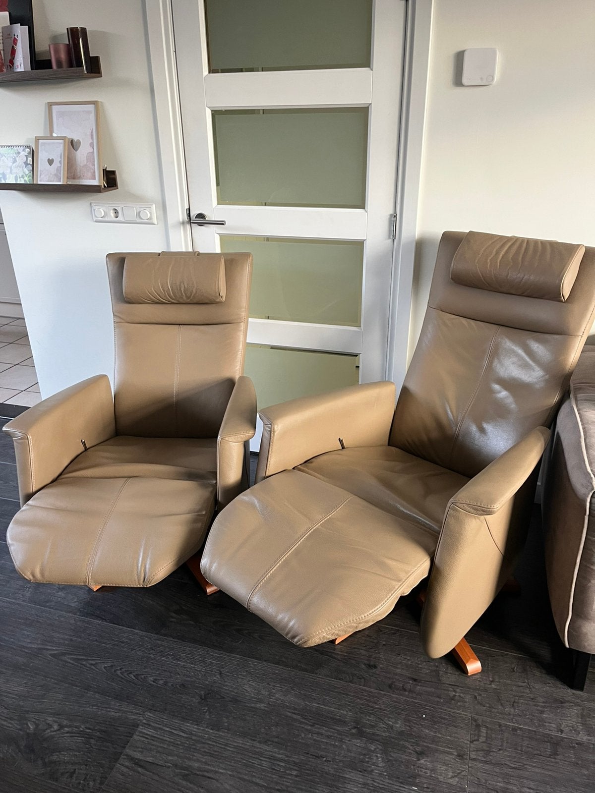 Setje 2 Prominent Relaxfauteuils Leer Taupe S en L Toscana, Huis en Inrichting, Ophalen, Minder dan 75 cm, Leer, Zo goed als nieuw