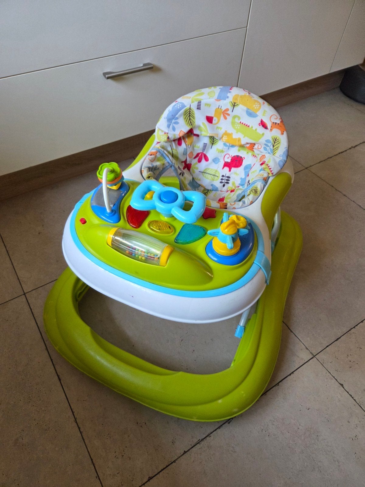 Loopstoeltje voor baby met speelblad, Ophalen