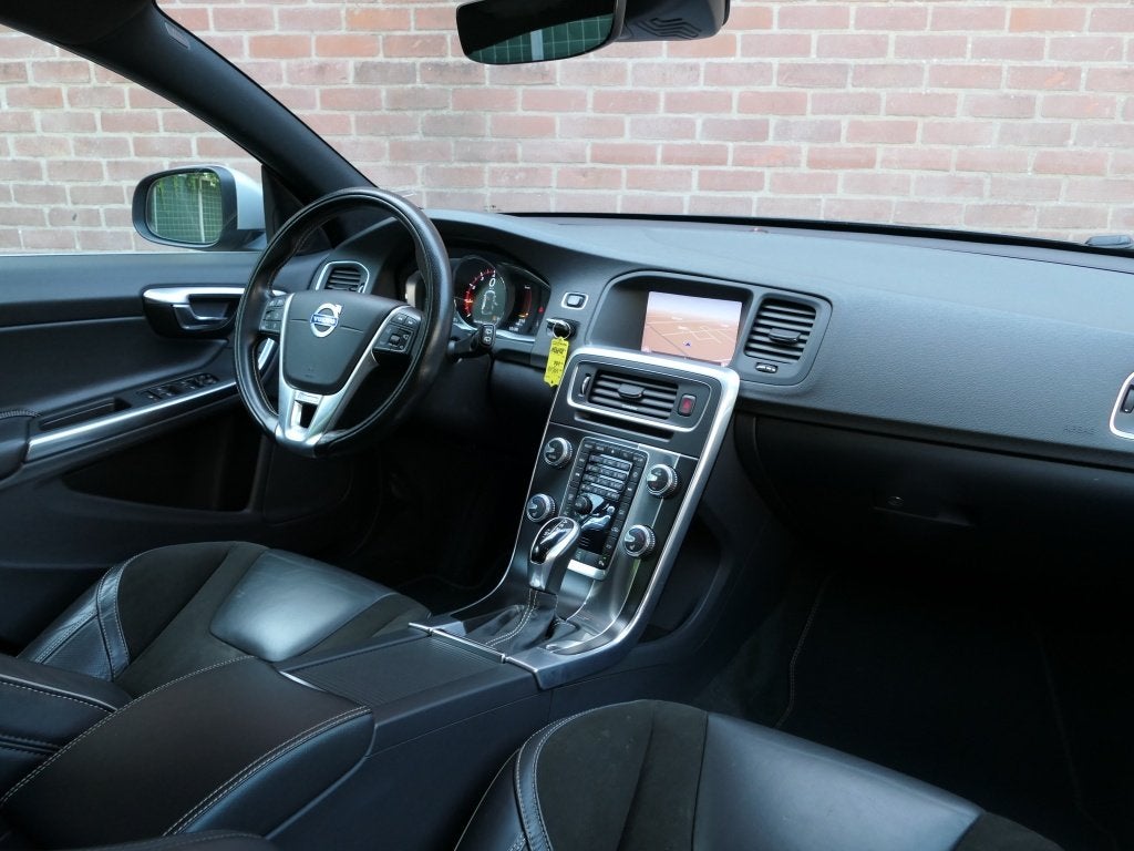 Volvo V60 1.5 T3 R-design Xenon / Regensensor / Bluetooth /, Auto's, Volvo, Automaat, Euro 6, 4 cilinders, Origineel Nederlands