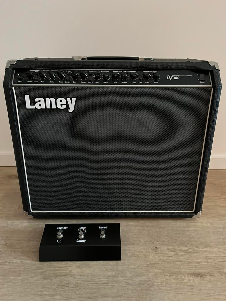 Laney LV300 120W versterker met voetschakelaar, Ophalen, Zo goed als nieuw, 100 watt of meer
