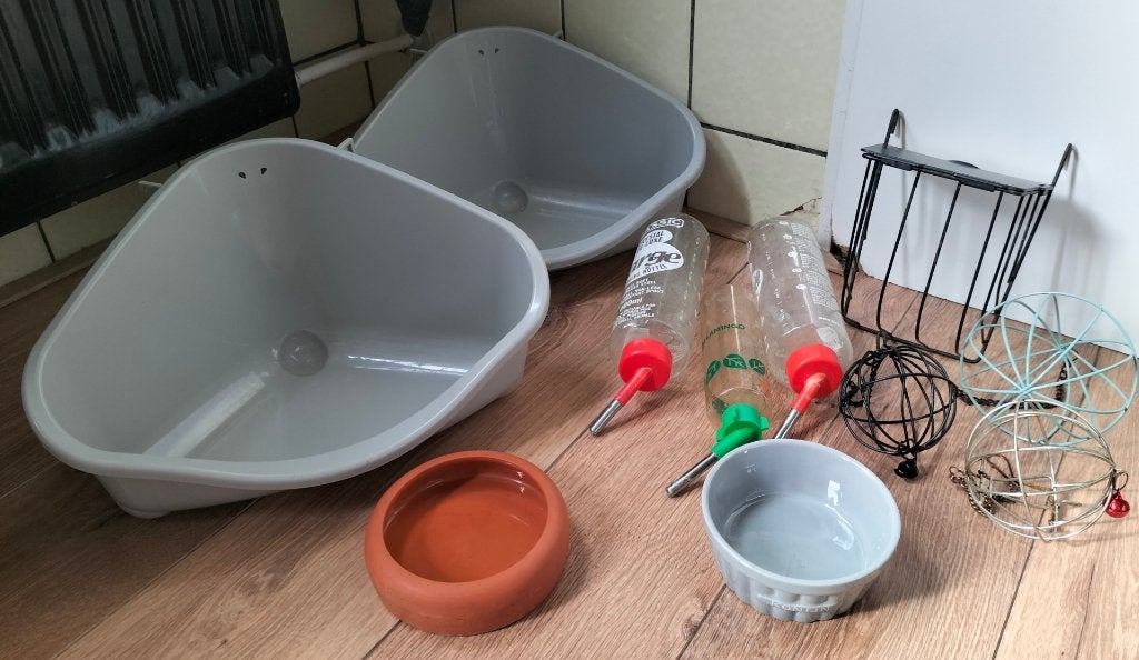 Cavia en konijnen drinkbak, hooiruif en poepbakje, Meerdere dieren, Middelgroot