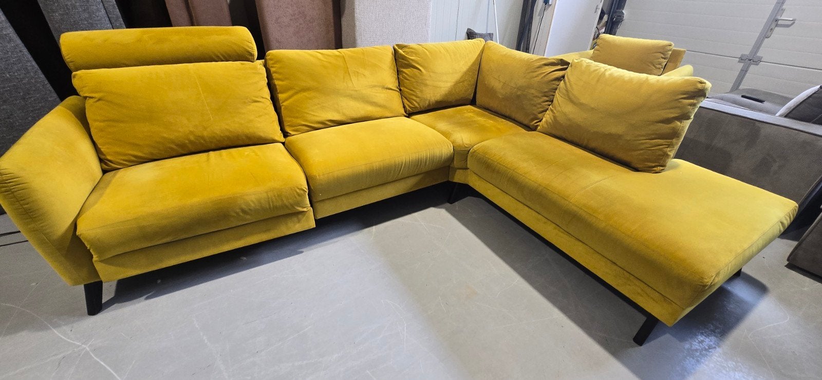 Okergele Hoekbank Pronto Velvet inruiler, Ophalen, Zo goed als nieuw, Stof, Modern, Comfortabel