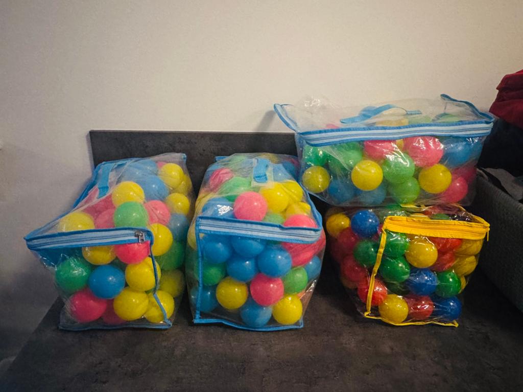 Vier zakken gekleurde plastic ballenbak ballen, Kinderen en Baby's, Ophalen of Verzenden, Zo goed als nieuw, Jongen of Meisje