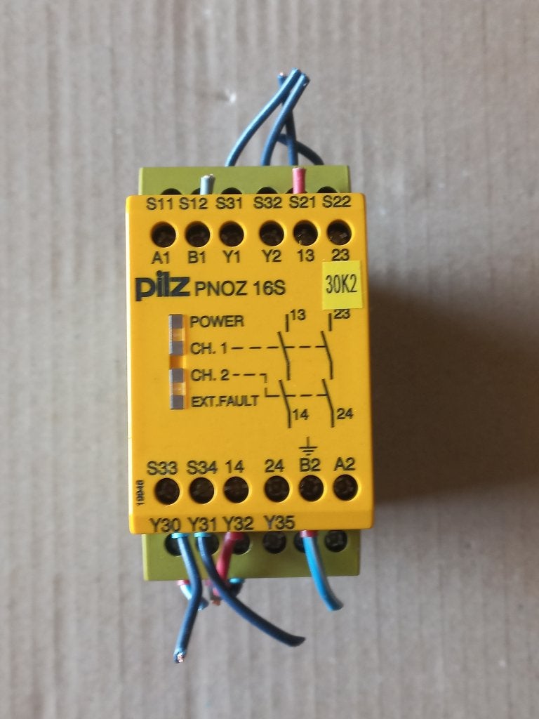 Pilz PNOZ 16S Veiligheidsrelais – 230VAC / 24VDC, Ophalen of Verzenden, Zo goed als nieuw