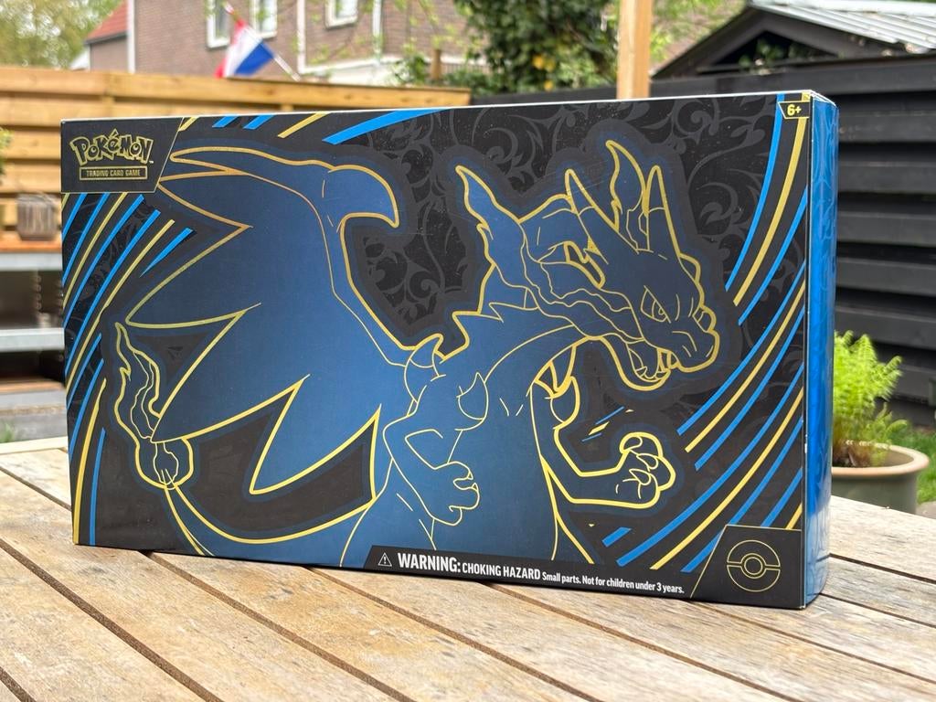 Pokémon Ultra Premium Collection Charizard  + accessoires, Hobby en Vrije tijd, Verzamelkaartspellen | Pokémon, Ophalen of Verzenden