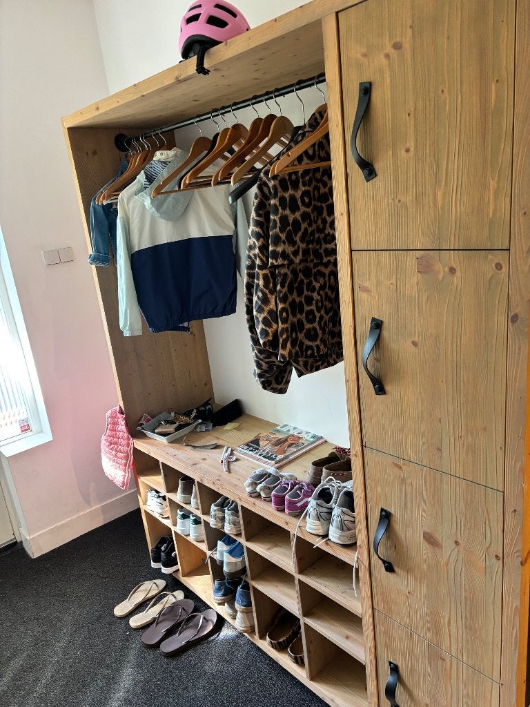 Handgemaakte houten kast voor jassen en schoenen, Ophalen, Zo goed als nieuw, Hout