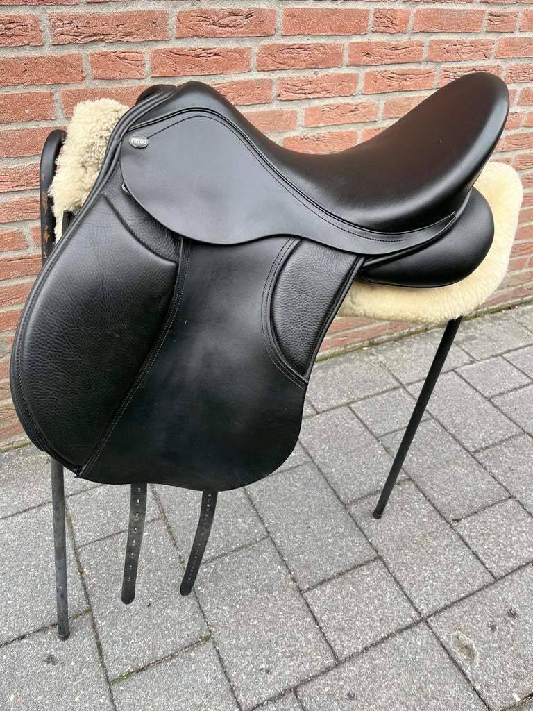 Fryso 17,5 inch veelzijdigheidszadel, Dieren en Toebehoren, ., Ophalen of Verzenden, Zo goed als nieuw, .