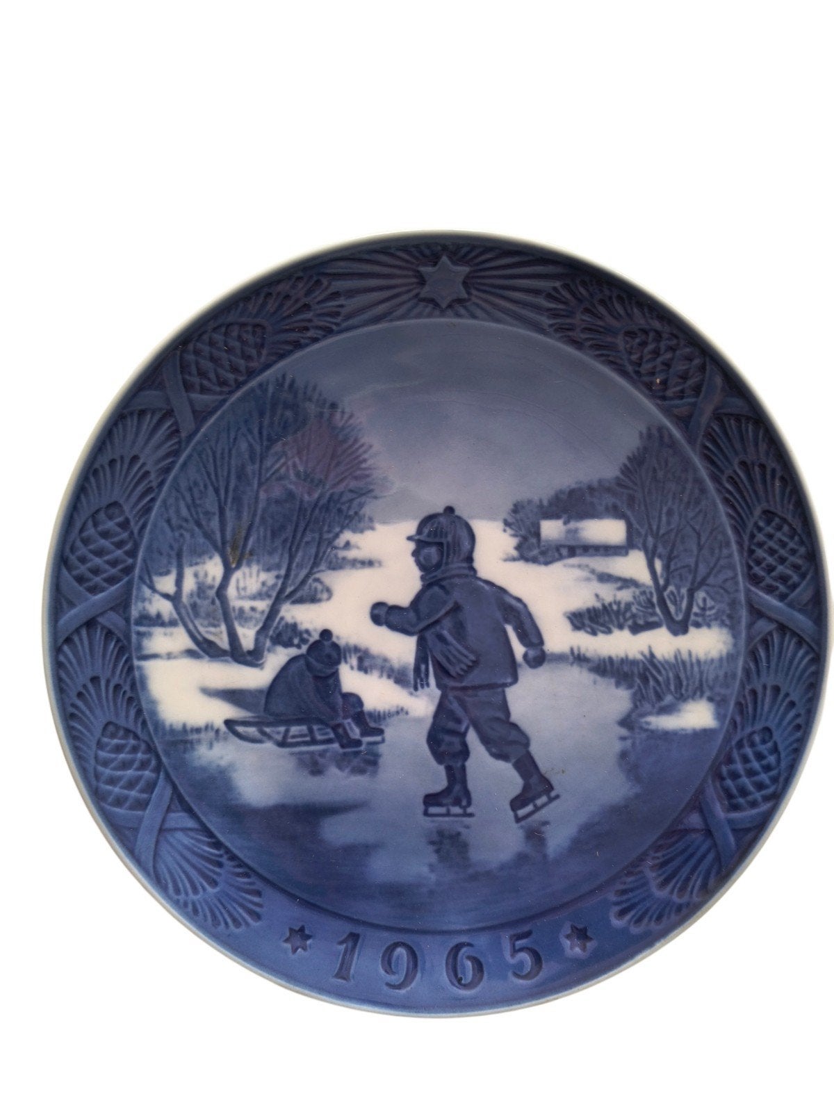 Royal Copenhagen Kerstbord 1965 - Kleine Schaatsers, Antiek en Kunst, Ophalen