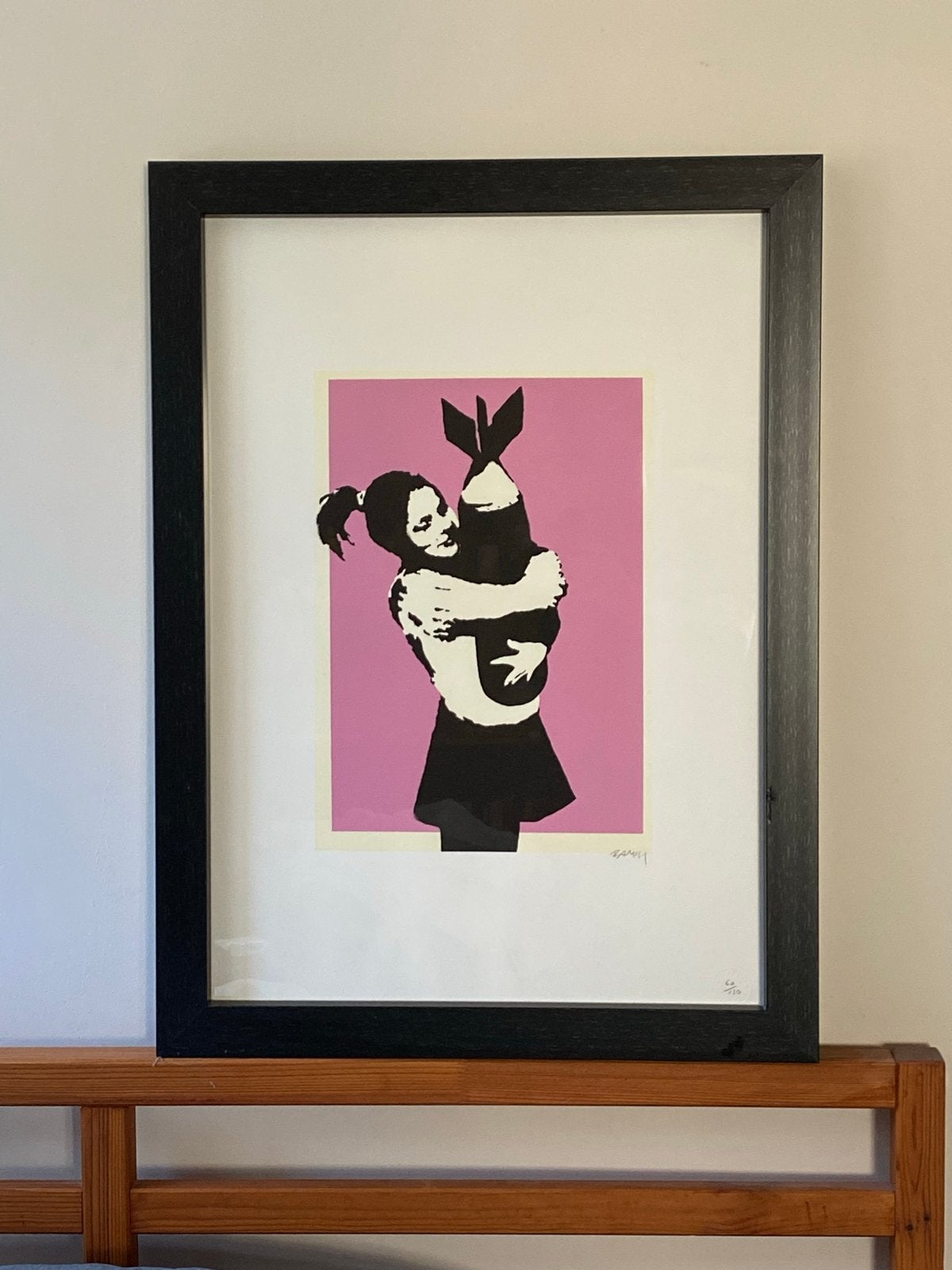 Banksy - Girl with Bomb - Gesigneerde Lithografie, Dagelijks leven, Genummerd, Lithografie, 2000 tot heden