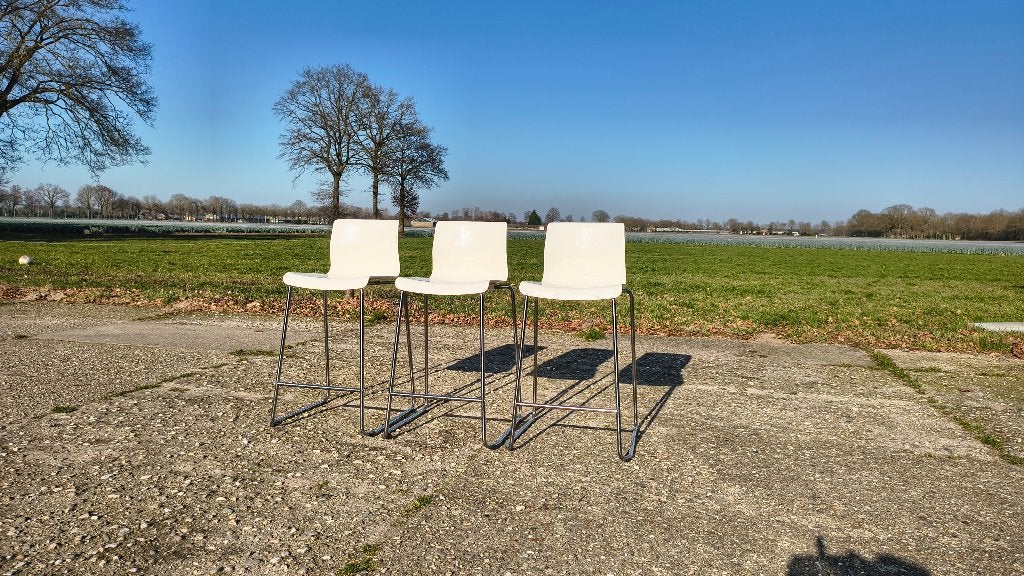 Barkruk wit met chrome onderstel (3), Huis en Inrichting, Barkrukken, Ophalen, Met voetsteun, 60 tot 90 cm, Zo goed als nieuw