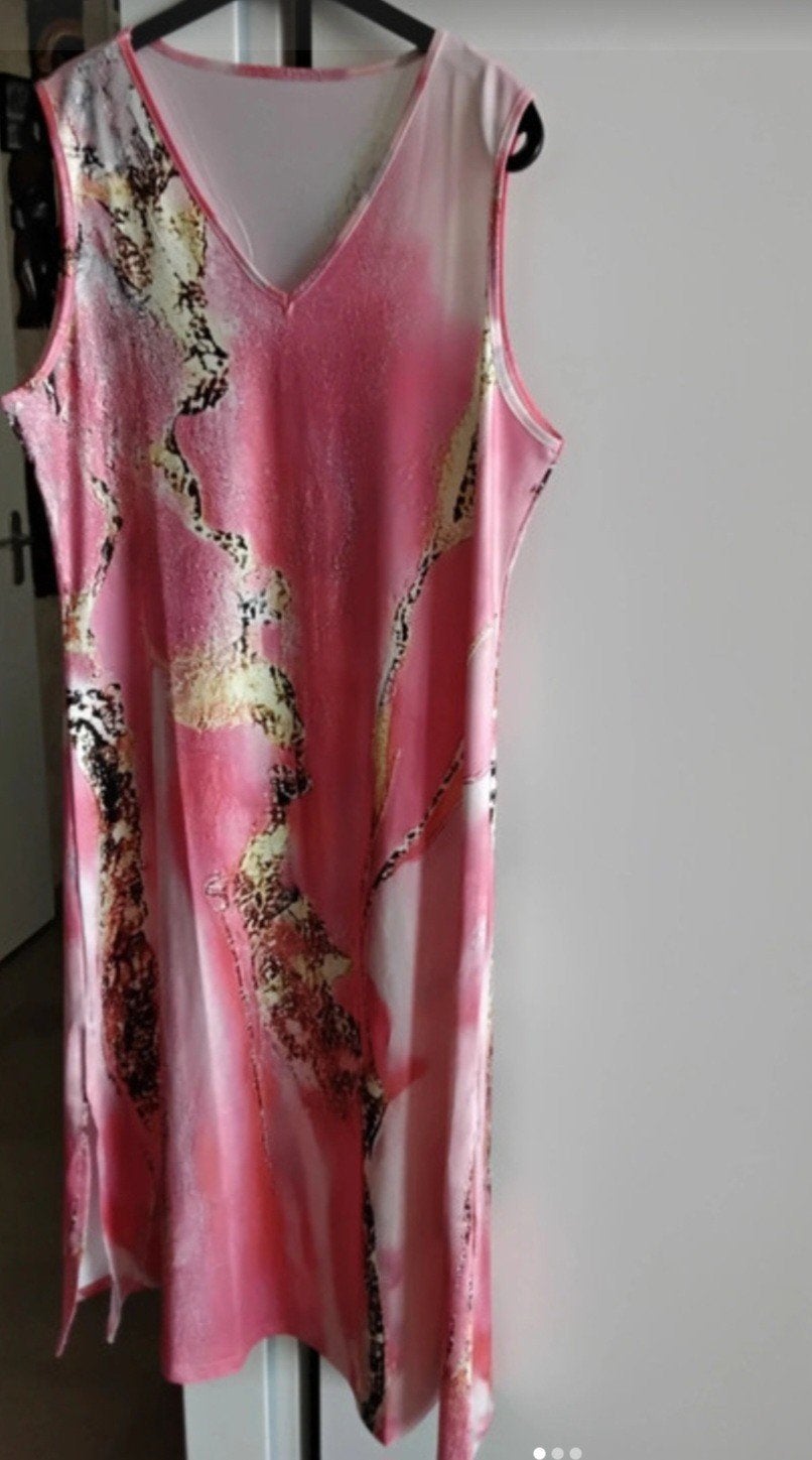 Zomerse roze jurk met gouden accenten, Maat 42/44 (L), Ophalen of Verzenden, Roze, Onder de knie