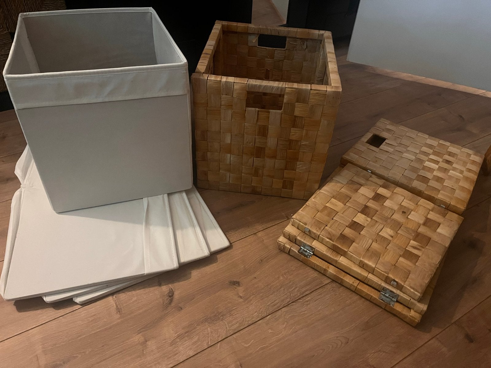 (6 in totaal) 4 witte IKEA kallax bakken en 2 rieten bakken, Ophalen, Kunststof, Gebruikt, Mand