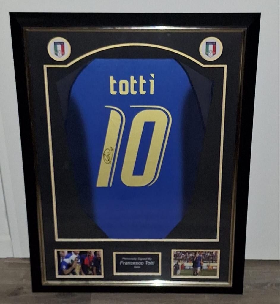 Ingelijst Italië shirt gesigneerd door Totti met certificaat, Ophalen of Verzenden, Zo goed als nieuw, Buitenlandse clubs, Shirt