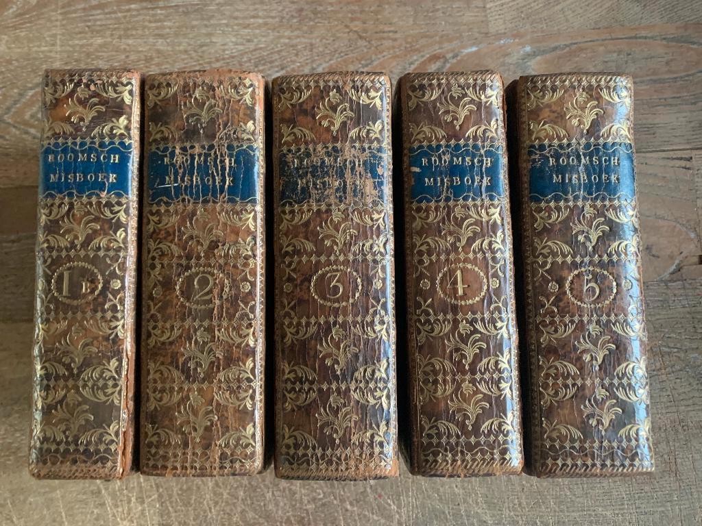 Roomsch Misboek met bemerkingen 1748 5 delen, Antiek en Kunst, Ophalen of Verzenden