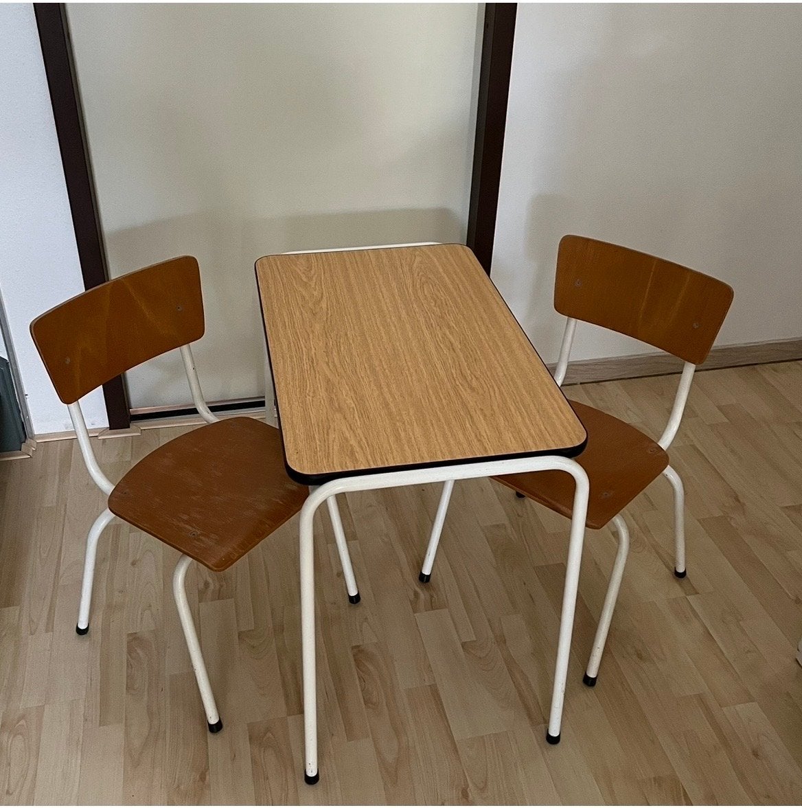 Vintage kindertafeltje met 2 stoelen - Hout en metaal, Ophalen, Gebruikt, Tafel(s) en Stoel(en)