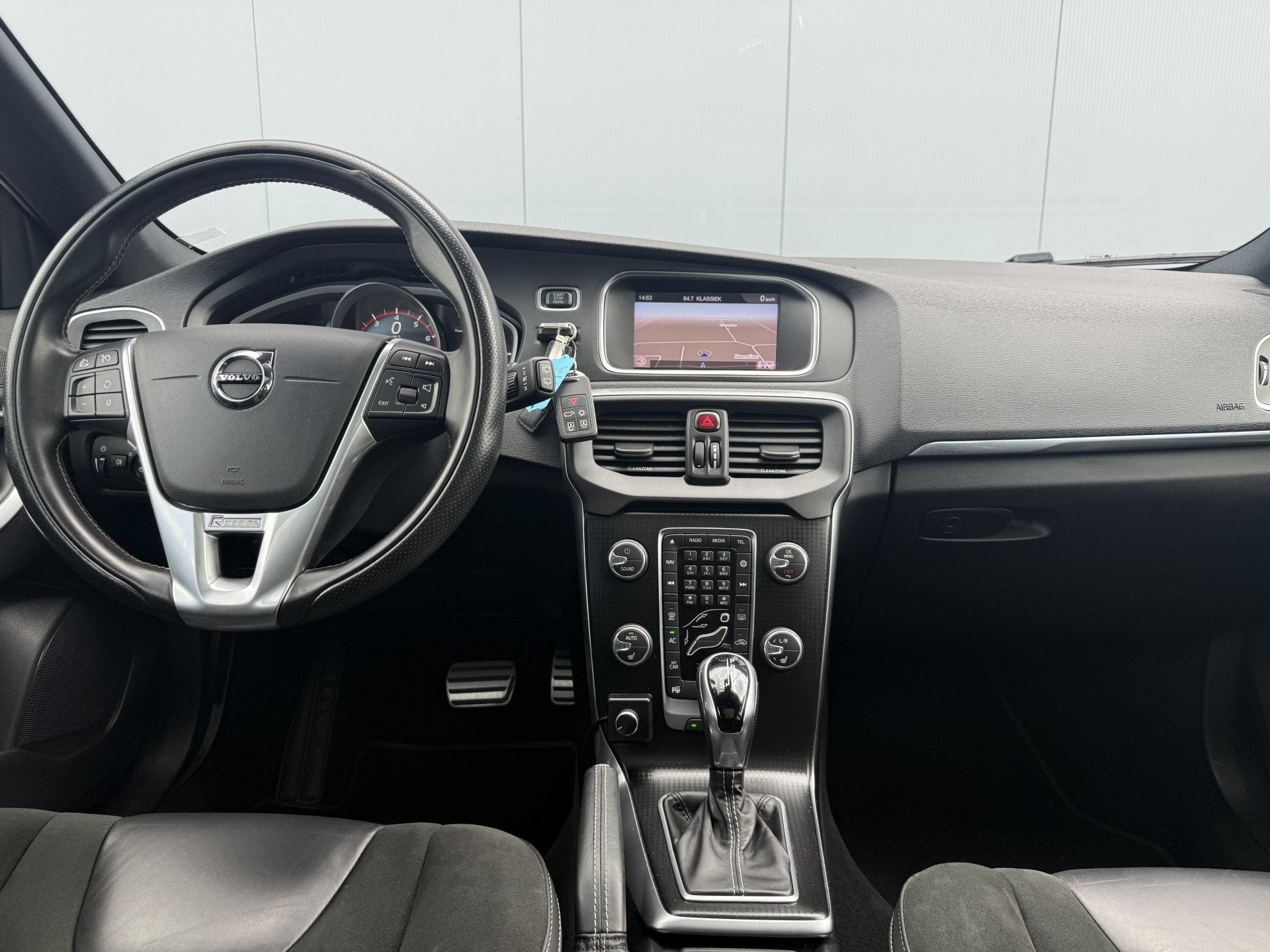Volvo V40 1.5 T3 Polar+ Sport Automaat R-Design/Pano/Navigat, Auto's, Volvo, Euro 6, 4 cilinders, 700 kg, Origineel Nederlands