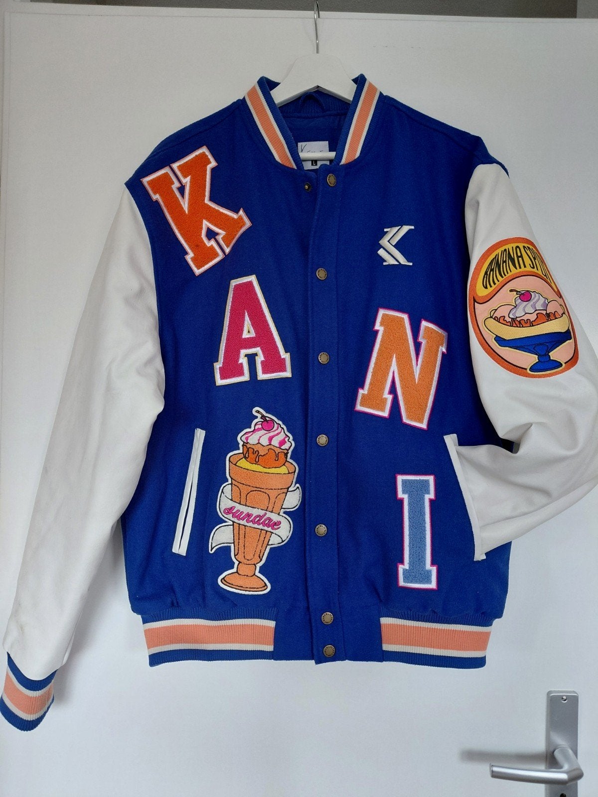 Karl Kani Varsity Jacket - Blauw/Wit met Patches, Maat 52/54 (L), Blauw, Ophalen of Verzenden, Zo goed als nieuw
