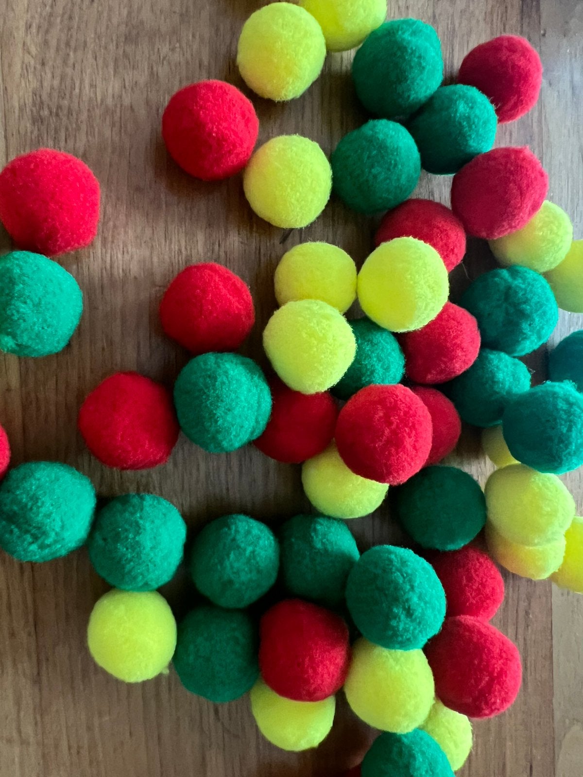 75 Carnaval Pompons Rood Geel Groen 2,5cm, Ophalen of Verzenden, Nieuw, Versiering, Carnaval