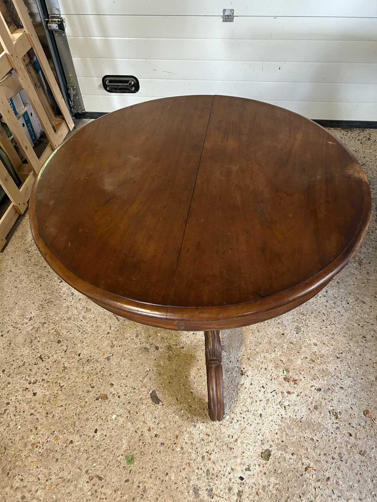Antieke mahonie salontafel met gebeeldhouwde poot, Ophalen