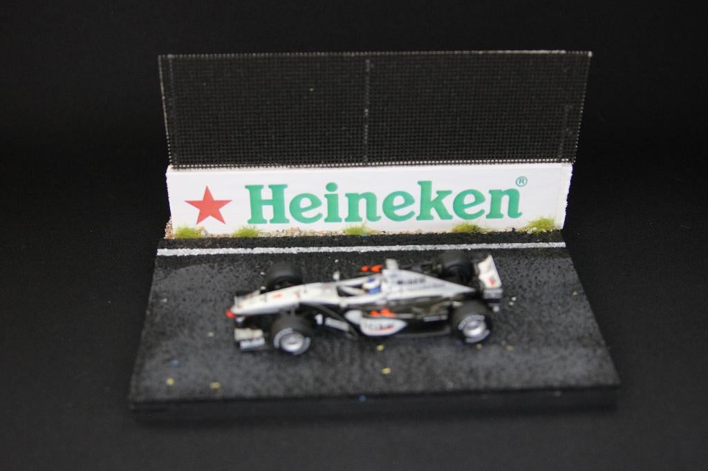 Diorama circuit met muur en hek 1:43 Heineken, Hobby en Vrije tijd, Modelbouw | Figuren en Diorama's, Nieuw, Diorama, 1:35 tot 1:50