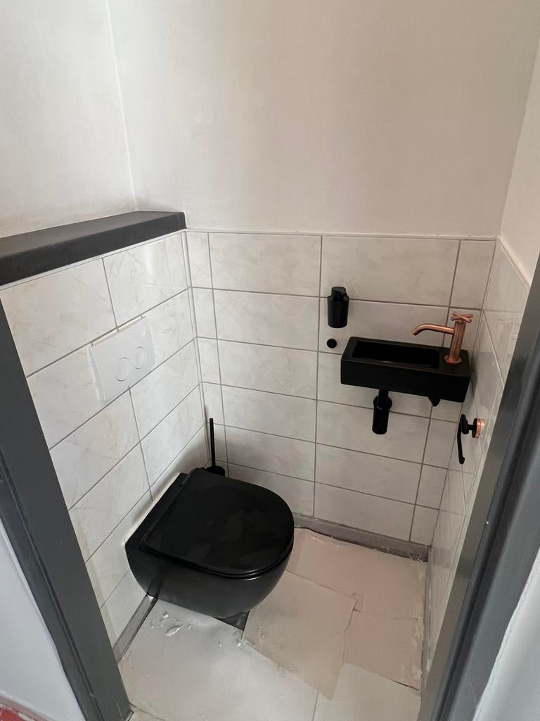 Zwarte wc pot met bij behorende wasbak en druk knop, Doe-het-zelf en Verbouw, Sanitair, Ophalen, Zo goed als nieuw, Koper, Toilet