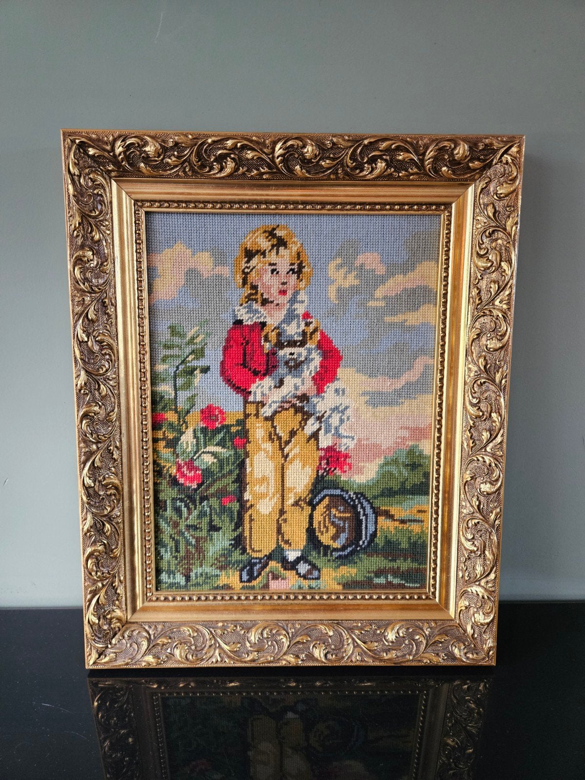 Vintage borduurwerk jongen met hond in gouden lijst, Ophalen of Verzenden, Gebruikt, Minder dan 50 cm, Overige typen
