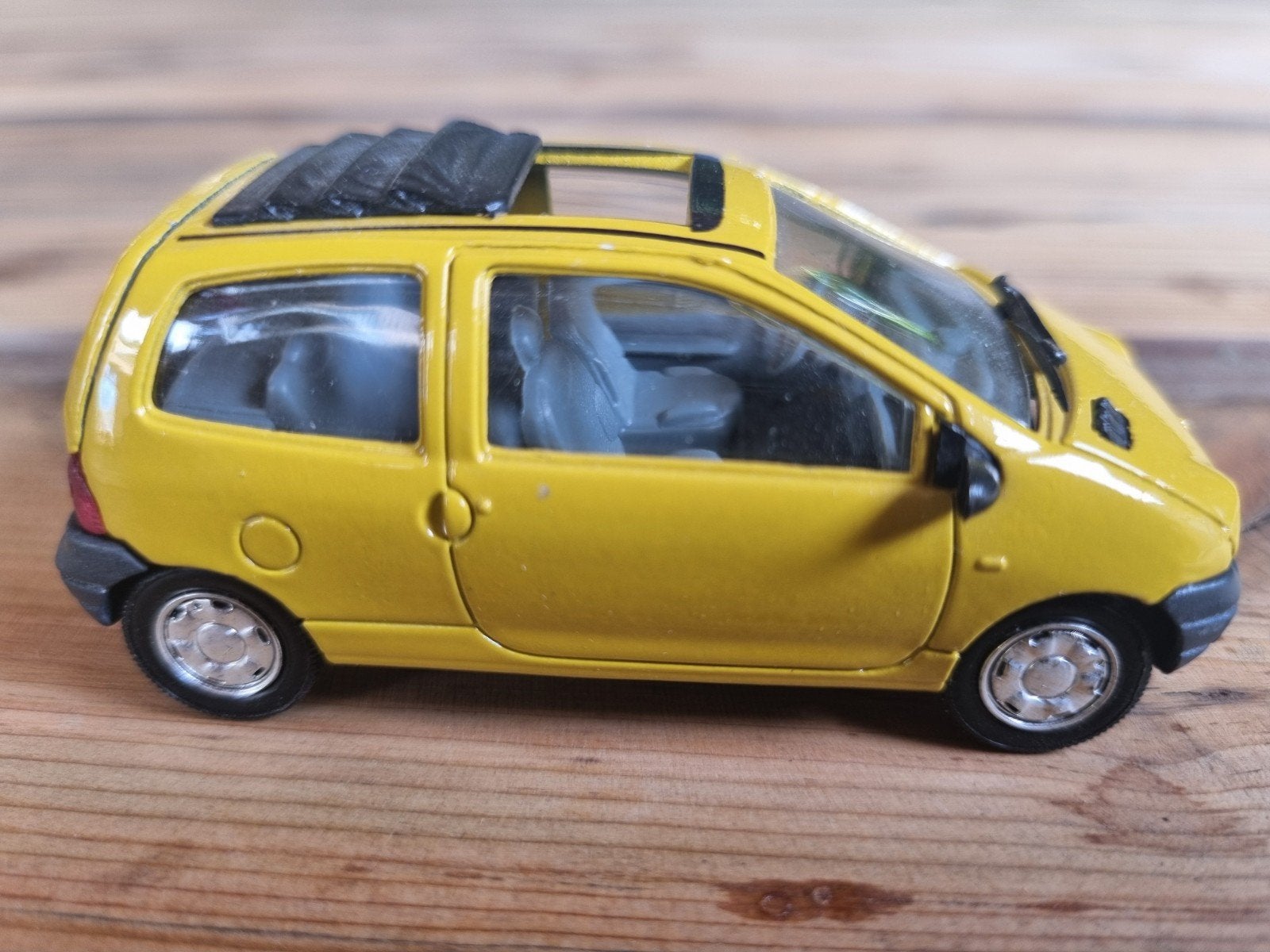 Gele Renault Twingo modelauto 1:43 Solido, Ophalen of Verzenden, Zo goed als nieuw, Auto, Solido