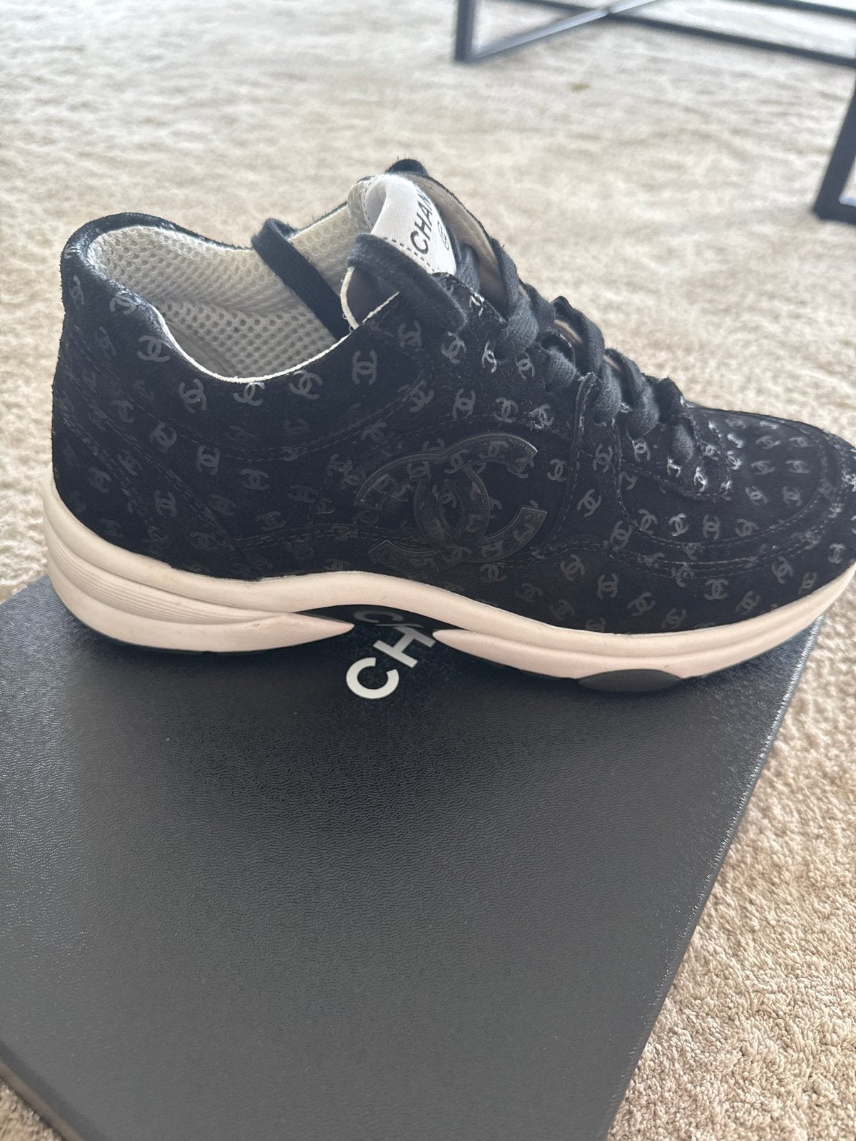 Chanel Sneakers Zwart met Logo Patroon, Ophalen of Verzenden, Zo goed als nieuw, Zwart, Sneakers of Gympen