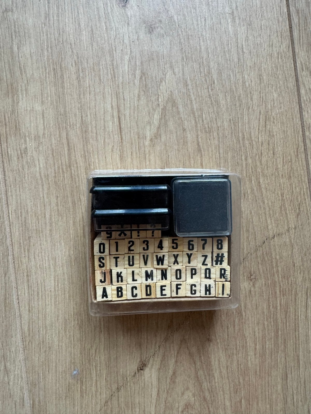 Houten stempelset met letters, cijfers en inktkussens, Ophalen of Verzenden, Zo goed als nieuw, Houten stempel