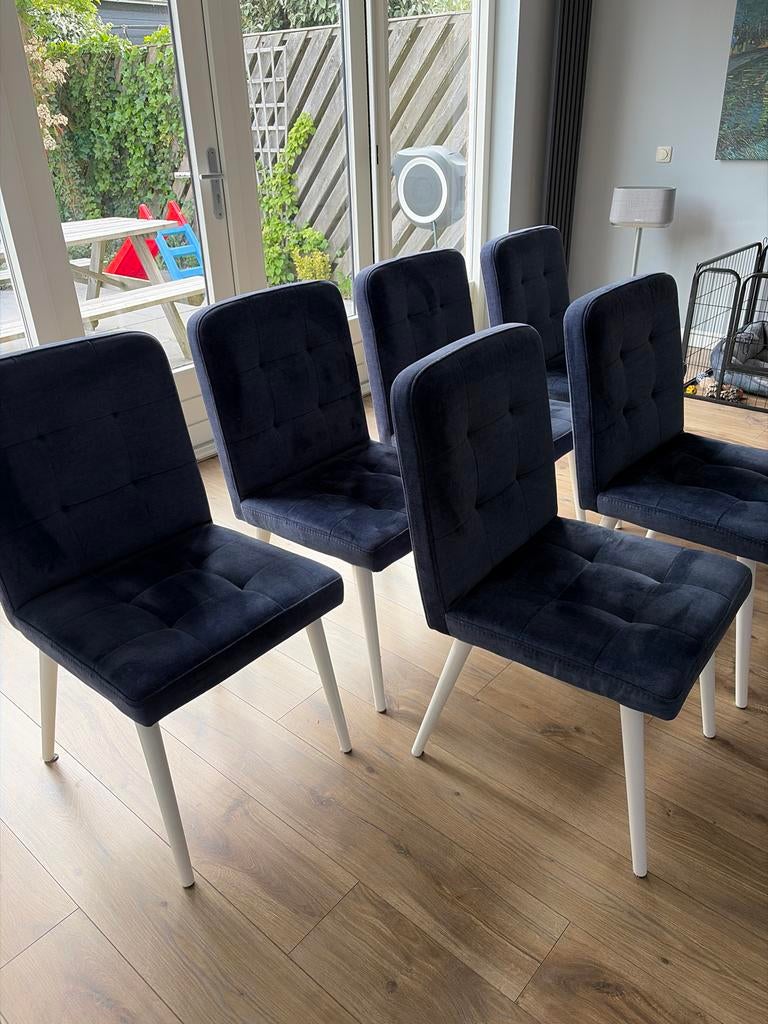 Set van 6 donkerblauwe eetkamerstoelen met witte poten, Huis en Inrichting, Stoelen, Ophalen, Blauw, Zo goed als nieuw, Stof