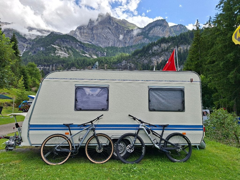 ADRIA UNICA 432 PX, Omvormbare zithoek, Douche, Treinzit, 750 - 1000 kg