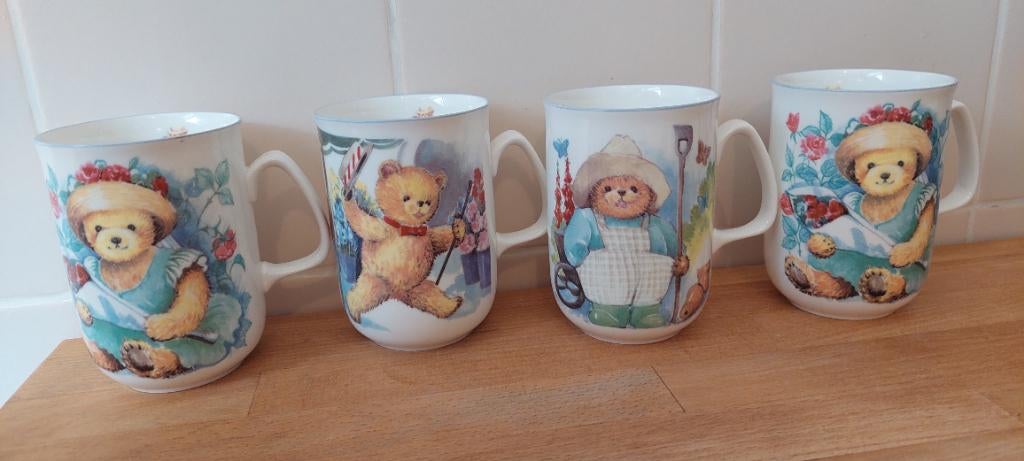 4 beren mokken rose of england porselein, Ophalen of Verzenden, Zo goed als nieuw, Wedgwood, Kop(pen) en/of Schotel(s)
