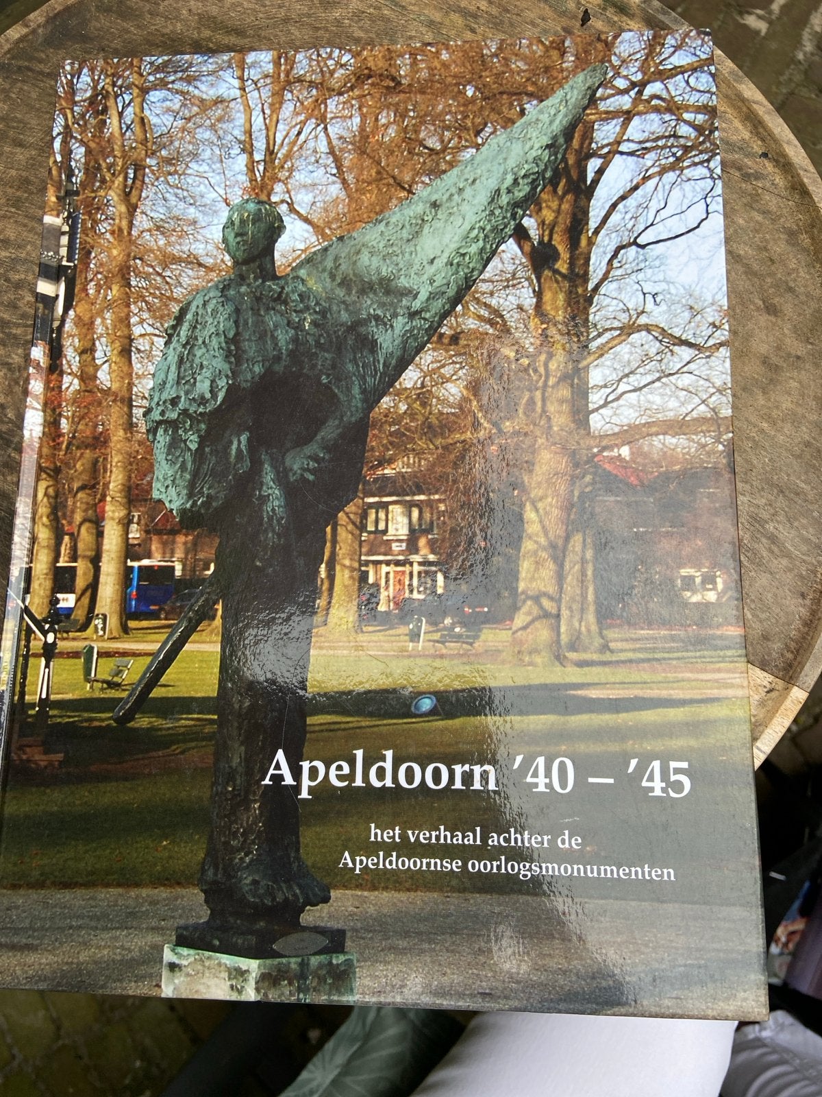 Apeldoorn '40-'45: oorlogsmonumenten, Boeken, Ophalen of Verzenden, Tweede Wereldoorlog, Gelezen, Overige onderwerpen