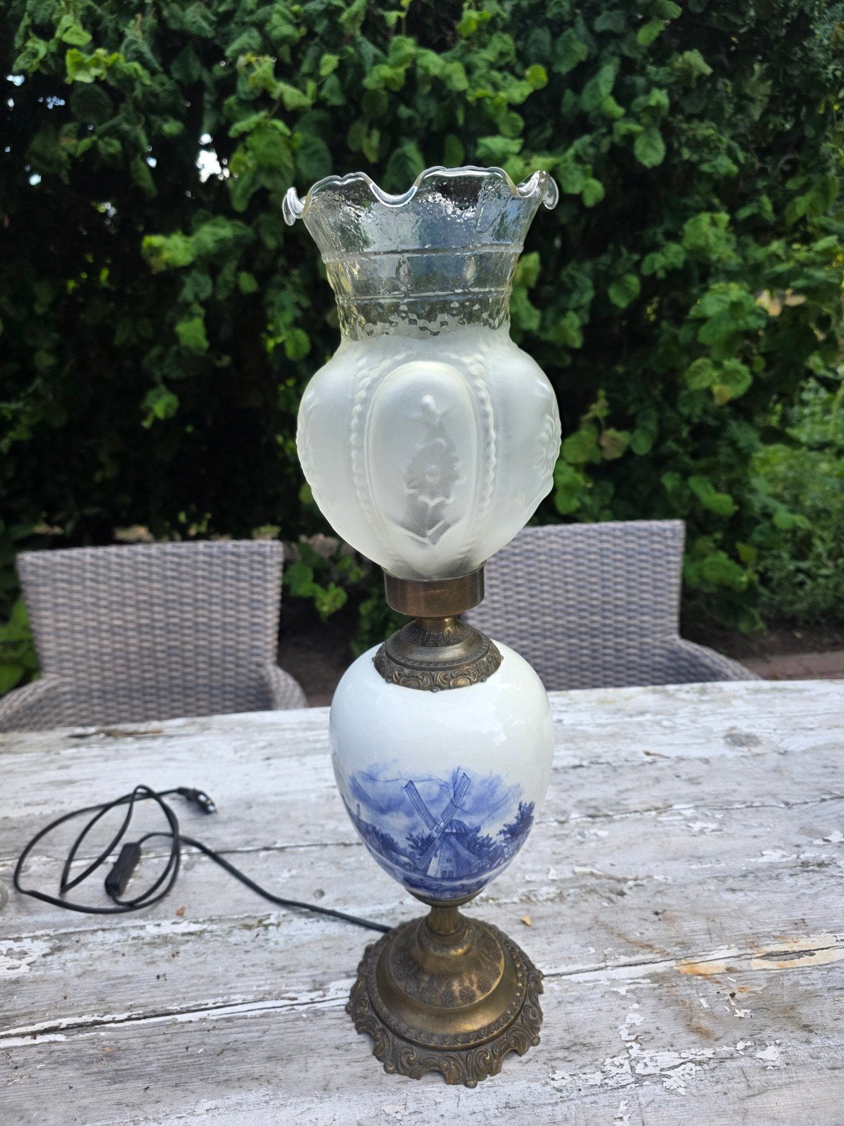 Antieke tafellamp met Delfts blauw decor en glazen kap, Antiek en Kunst, Antiek | Lampen, Ophalen